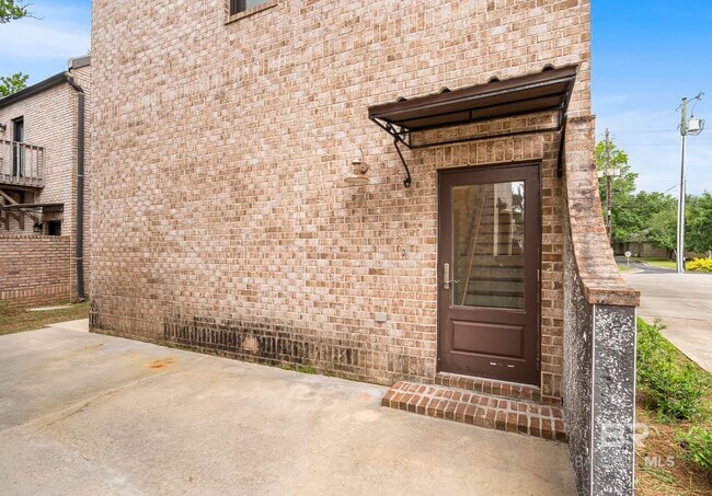 Building Photo - 818 Manci Ave