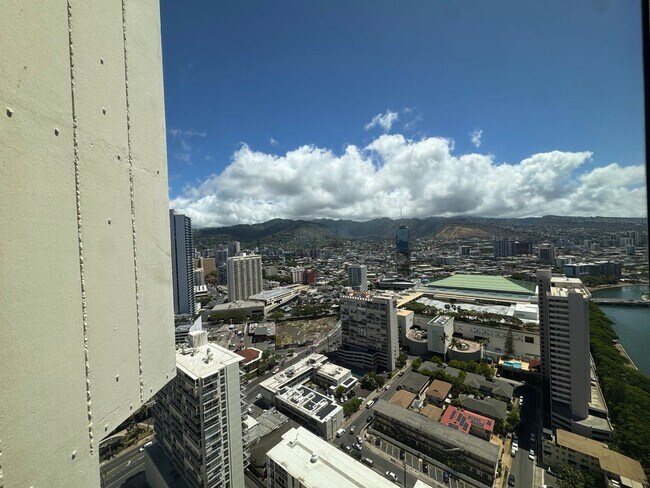 Building Photo - Luxury High-Rise Living with Panoramic Oce...