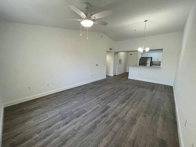 Building Photo - ANNUAL RENTAL - KEY ROYAL-2 BED 1 BATH THI...