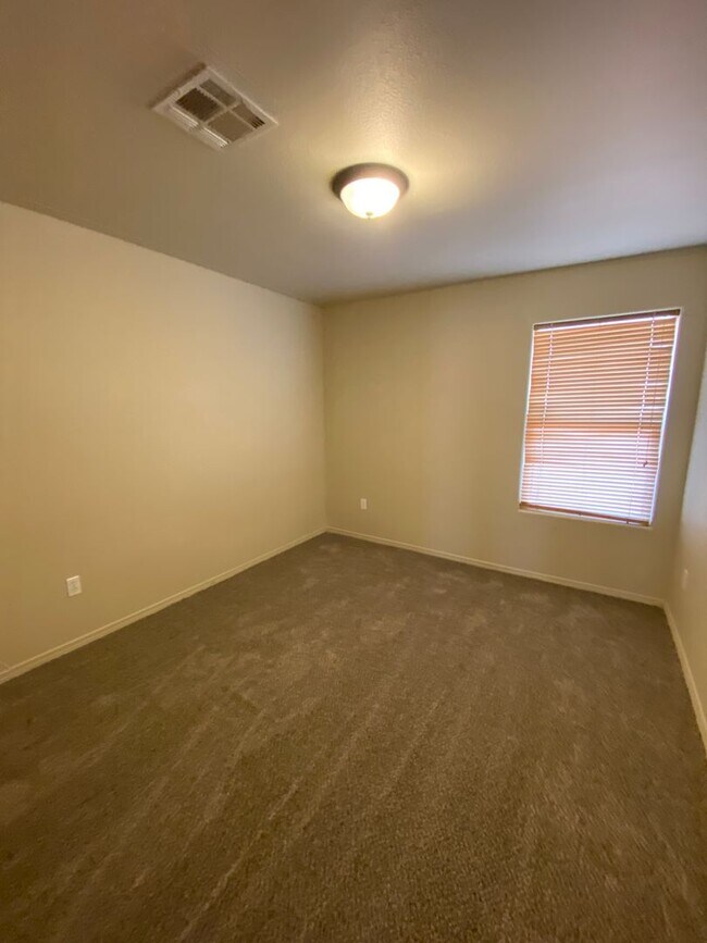 Building Photo - spacious 4 bedroom home in legends west