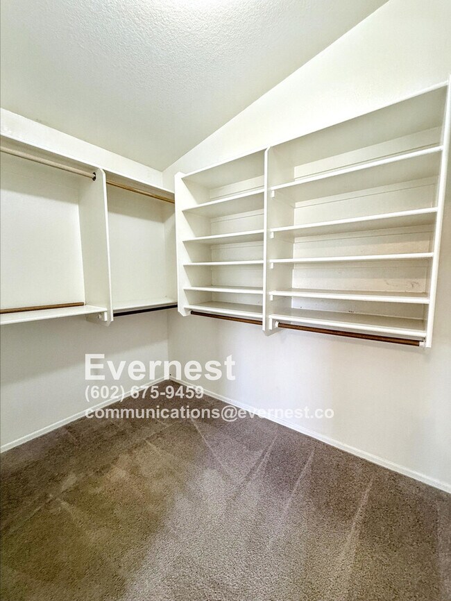Building Photo - 3-Bedroom Home Near Schools and Everyday E...