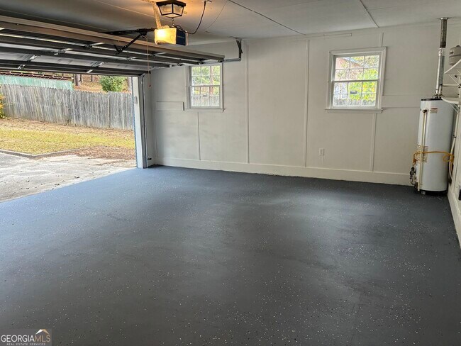 Building Photo - 6322 W Fayetteville Rd