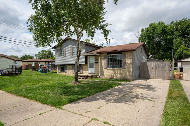 Building Photo - 15841 Dort St