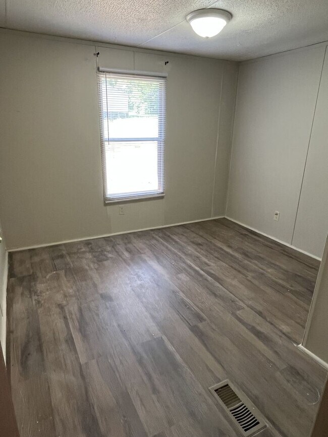 Building Photo - Quiet living 3 bed, 2 bath Ranch near Mint Hill