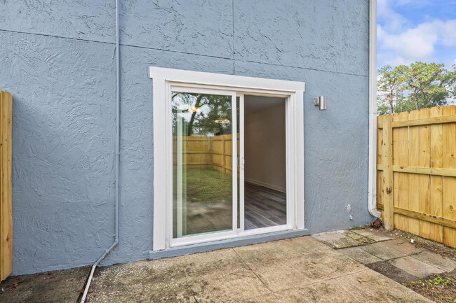 Building Photo - "Charming 2-Bed Townhouse with Modern Comf...