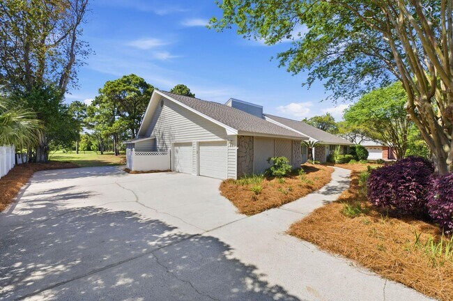 Building Photo - 47 Country Club Dr E