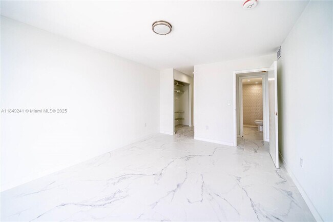 Building Photo - 2500 NE 135th St