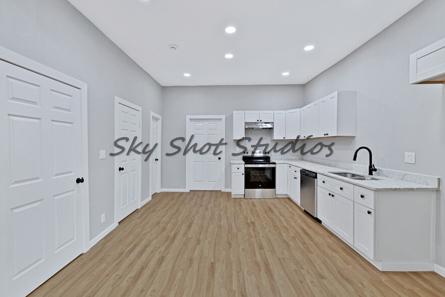 Building Photo - 323 W Cherry St