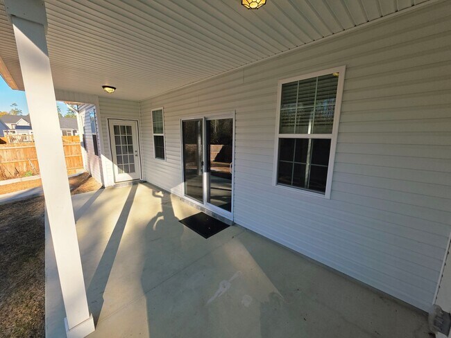 Building Photo - 4 Bedroom #3 Bath Towne Pointe