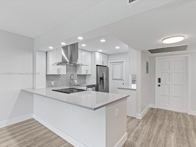 Building Photo - 3150 N Palm Aire Dr