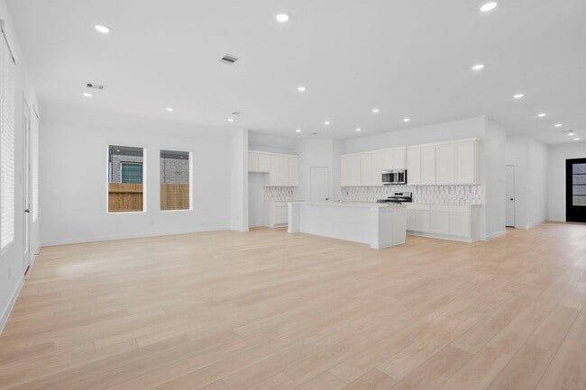 Building Photo - 2716 Pne Blf Dr