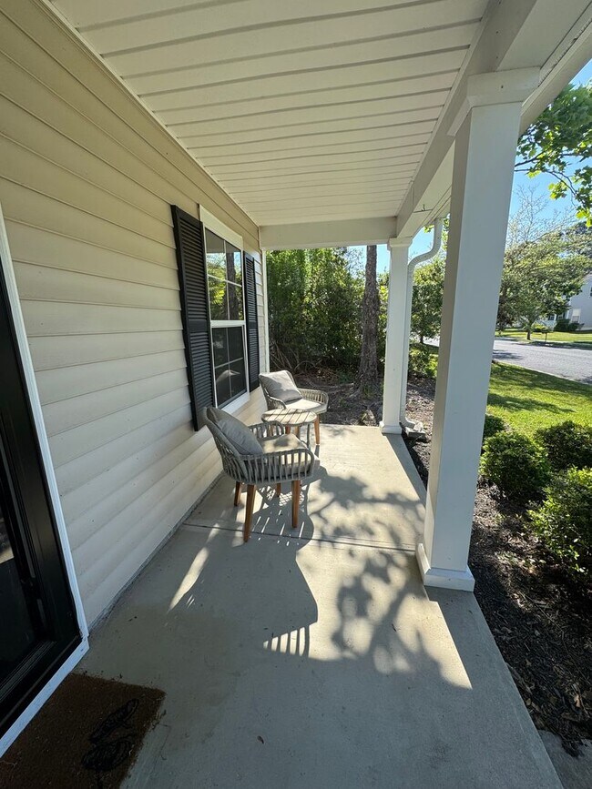 Building Photo - Three Bedroom Two Bathroom Available in Okatie!