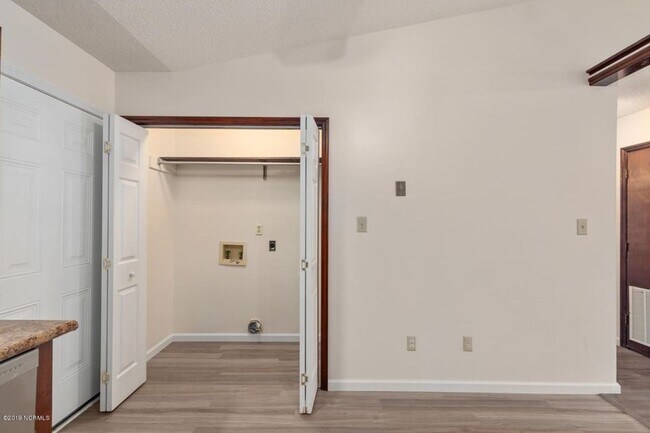 Building Photo - 2 Bedroom, 2 Bathroom Home