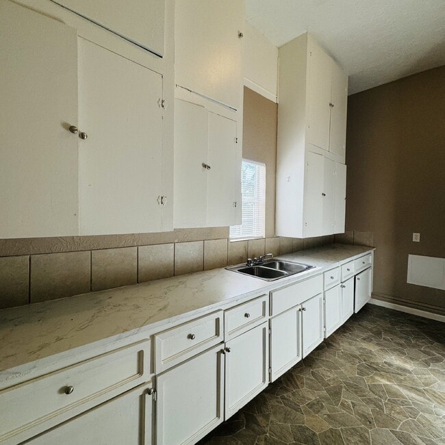 Building Photo - Victorian-style 1 Bedroom | 1 Bathroom Apartment in The Avenues!