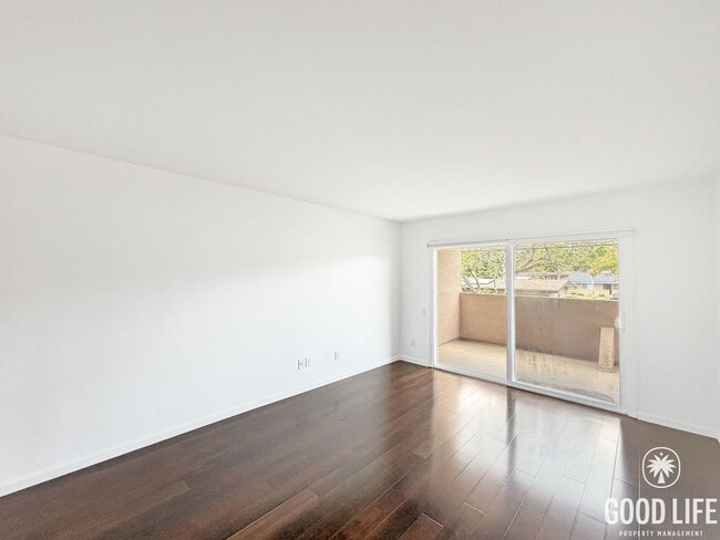 Building Photo - Beautiful 1BD/1BA W/ Reserved Parking and Laundry On-Site in Pacific Beach!