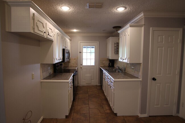 Building Photo - 3 Bedroom 2 Bath Home In Tyler ISD!