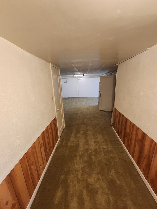 Building Photo - Three Bedroom Home; 1,800 sq ft, 2 car Garage