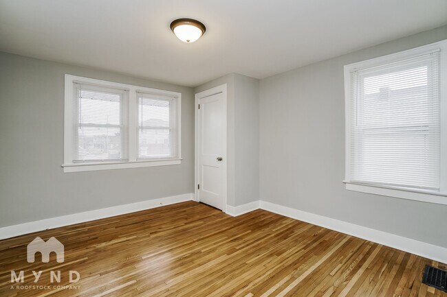 Building Photo - 727 Reinhard Ave