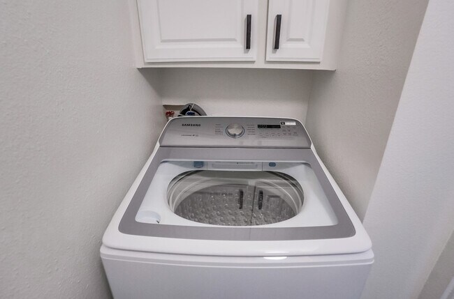 Building Photo - 435 N Oakhurst Dr