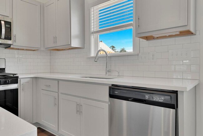 Building Photo - Spacious 3 Bedroom House with Primary Suite on Main Level