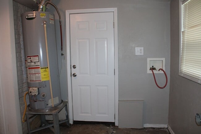 Building Photo - Close to Tinker and Shopping