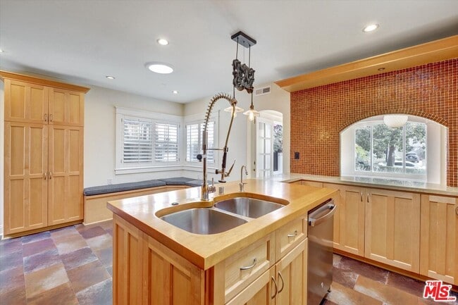 Building Photo - 135 N Gower St