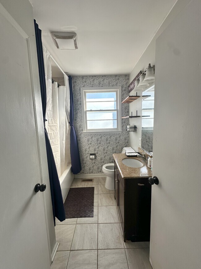 Building Photo - 400 Wesley Dr