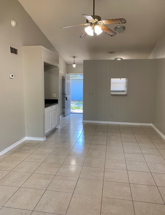 Primary Photo - Spacious 2 Bed/2 Bath Single Story Townhom...