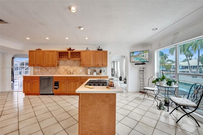 Building Photo - 2889 NE 35th St