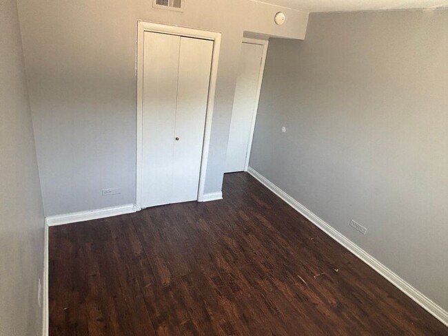 Building Photo - Charming 2-Bedroom Apartment for Rent in O...