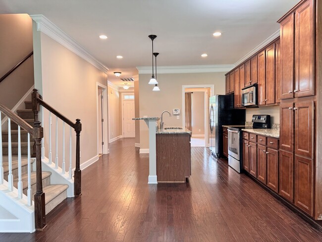 Building Photo - 3 Bedroom, 3 Bathroom Home w/ 2 Car Garage...