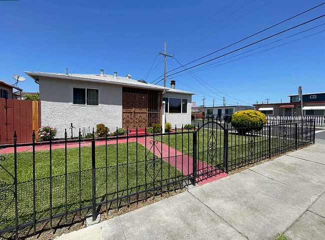 Primary Photo - 2029 Sutter Ave