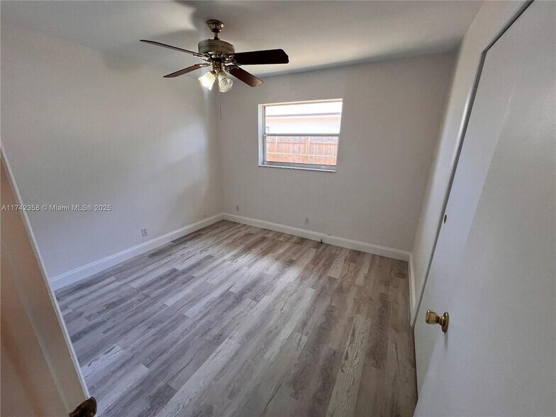 Building Photo - 820 SW 12th Ave