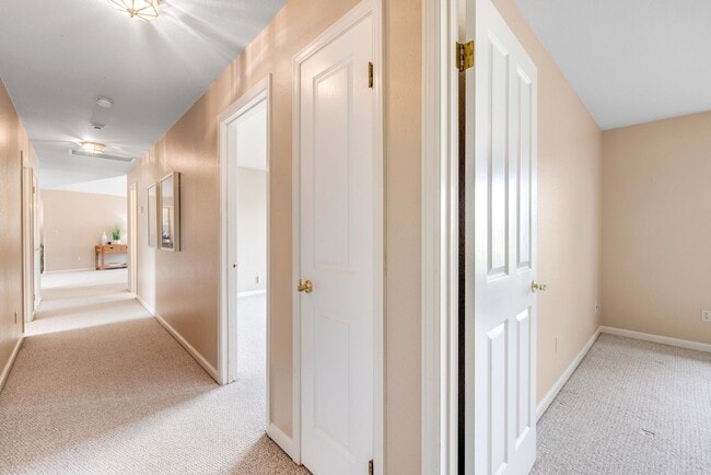 Building Photo - Beautiful 5 bedroom/3bath home with a pool