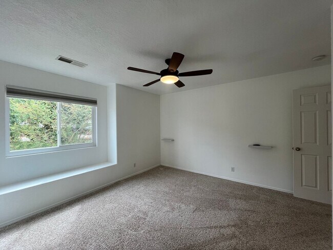 Building Photo - Gorgeous and Quiet 4 Bedroom 2.5 Bathroom ...