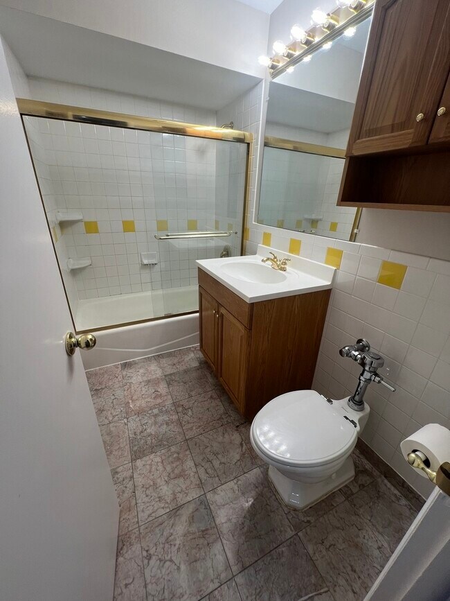 Building Photo - 921 N La Salle Dr