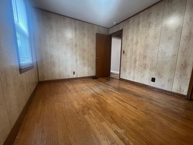 Building Photo - 1104 Hathaway Ave
