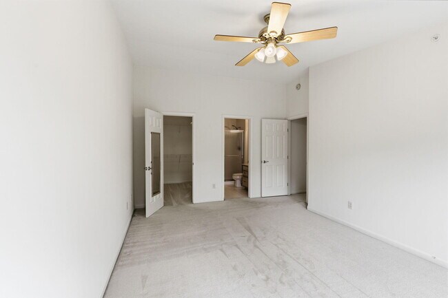 Building Photo - 323 Skyview Ct