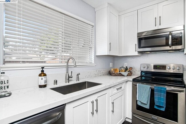Building Photo - 1337 Spring Valley Common