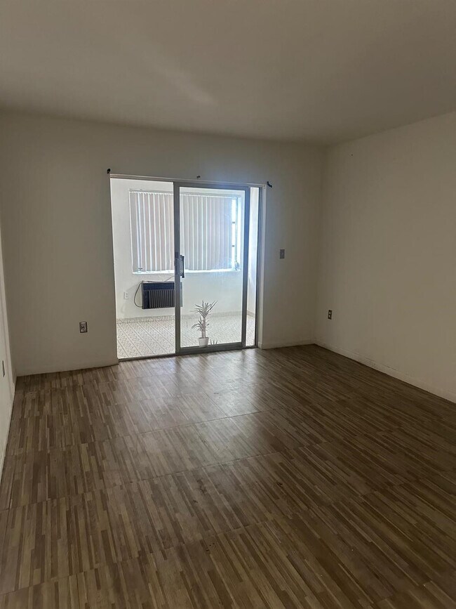 Building Photo - 251 NE 187th St