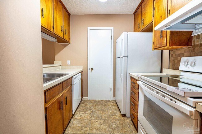 Building Photo - 6242 Ridgegate Cir