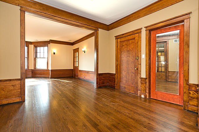 Building Photo - 5825 N Kenmore Ave