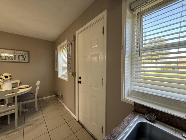 Building Photo - 1802 La Salle Pl