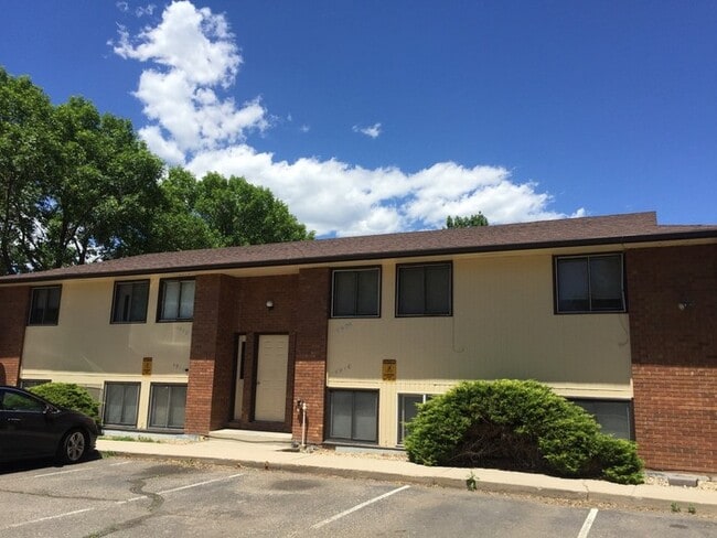 Building Photo - Cozy 2 Bed/1 Bath Apartment in North Loveland. New Wood Floors!