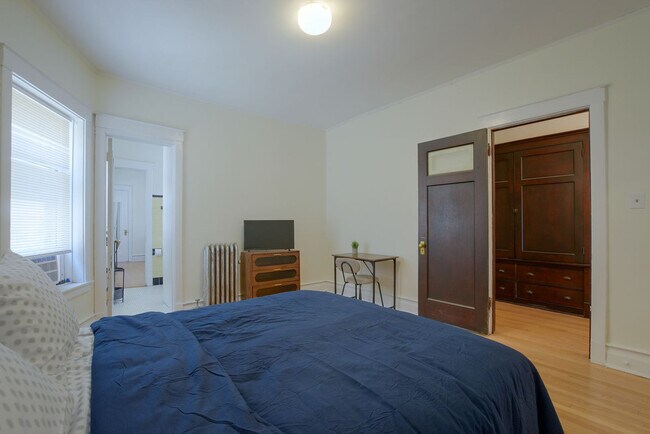 Building Photo - 1364 E 48th St