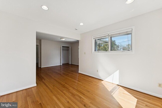 Building Photo - 7702 Leesburg Dr