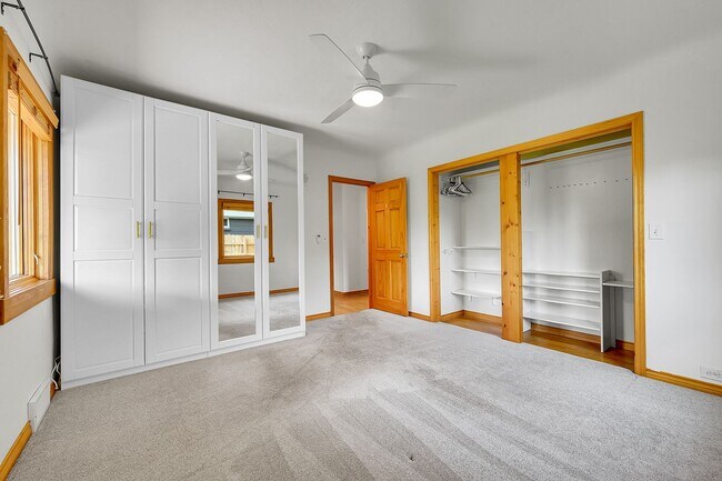 Building Photo - 3 bedroon 1.5 bath home with amazing yard ...