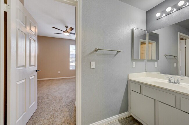 Building Photo - Ground Floor 2BD/2BA Condo in Gated Henderson Community – Resort-Style Amenities!