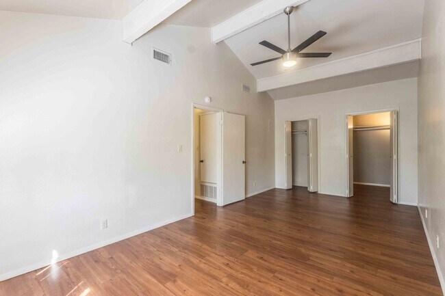 Building Photo - 3901 Knollwood Dr