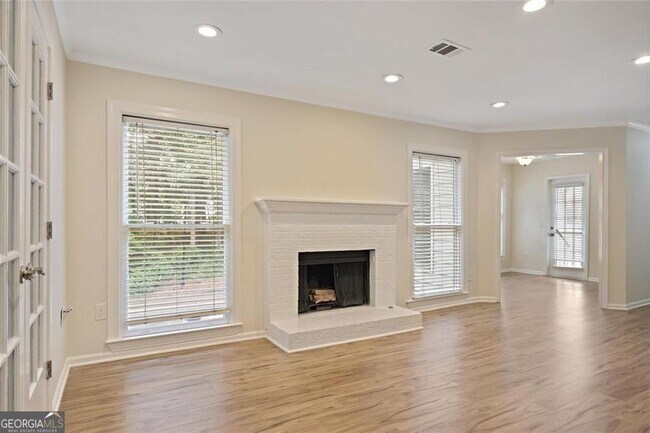 Building Photo - 911 Hollyfax Cir NE